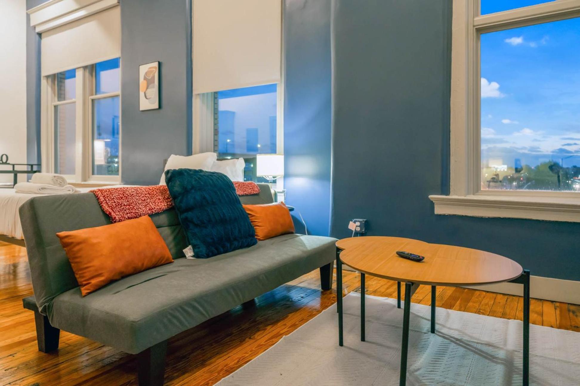 Apartment Contemporary Near Spots #411 *